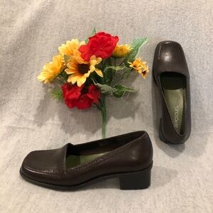 NWOT - Aerosoles Dark Brown Heeled Loafers